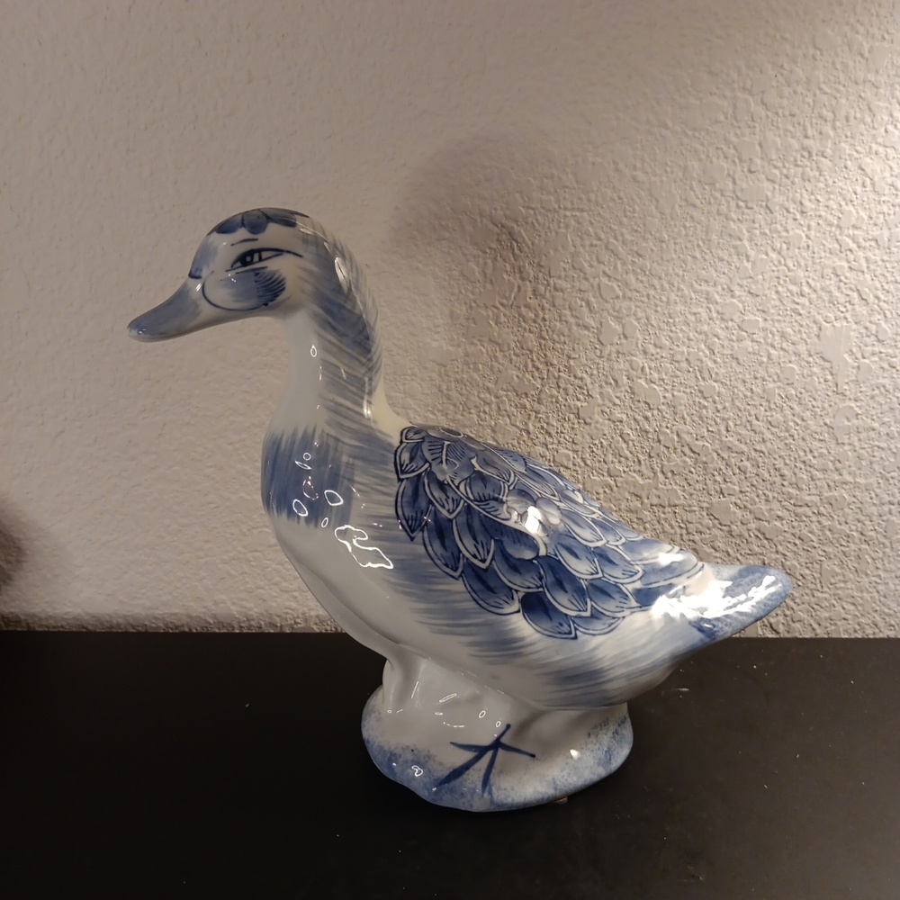 EXQUISITE VTG Delfts Holland Style 12" Ceramic Duck Figurine.